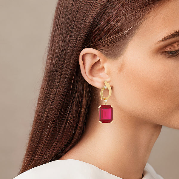 Juego de anillo y aretes diseño especial con rubí y circonias en oro amarillo 14 kilates.