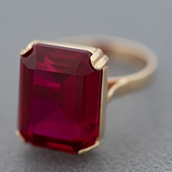 Juego de anillo y aretes diseño especial con rubí y circonias en oro amarillo 14 kilates.
