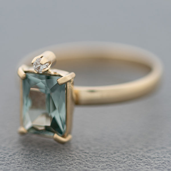 Juego de anillo y aretes diseño especial con obsidiana y circonias en oro amarillo 14 kilates.