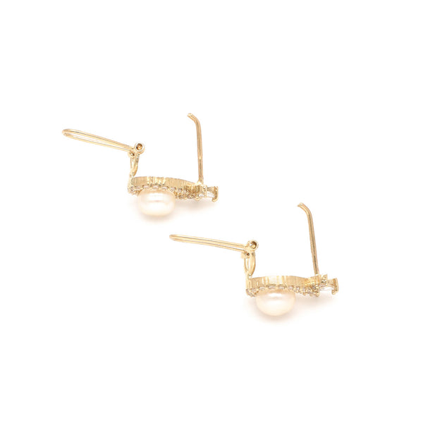 Aretes diseño especial con perlas y circonias en oro amarillo 14 kilates.