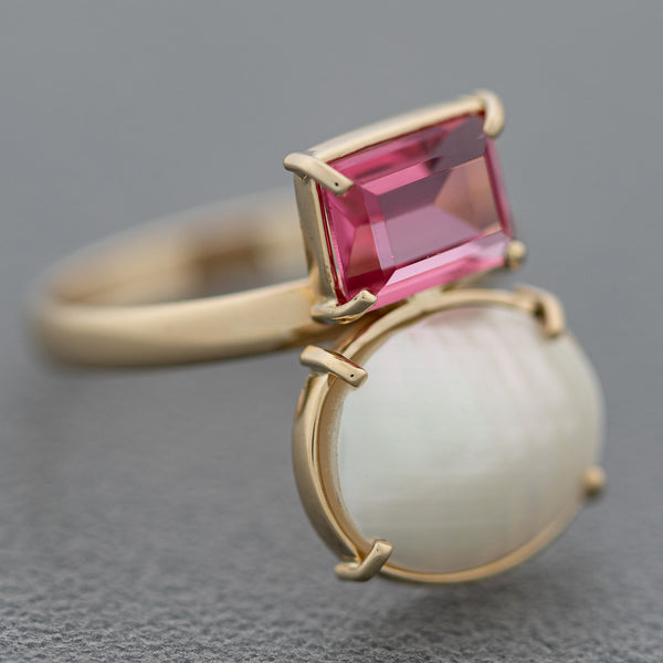 Juego de anillo y aretes diseño especial con perlas y rosa de Francia en oro amarillo 14 kilates.