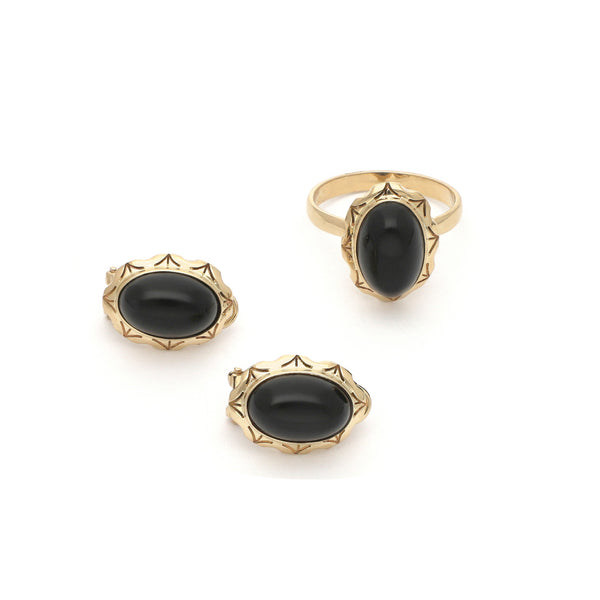 Juego de anillo y aretes calados con ónix en oro amarillo 14 kilates.