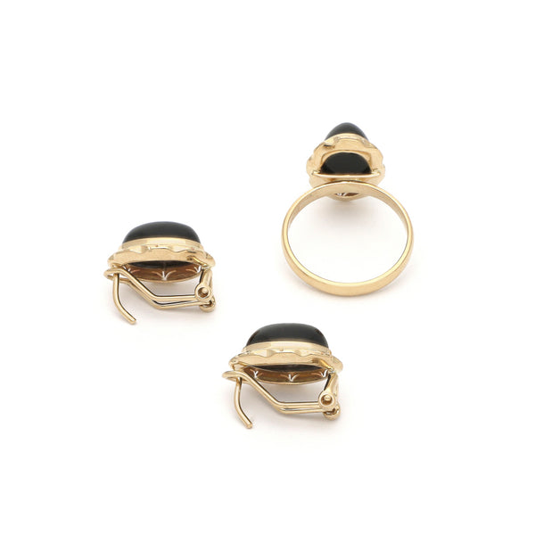 Juego de anillo y aretes calados con ónix en oro amarillo 14 kilates.