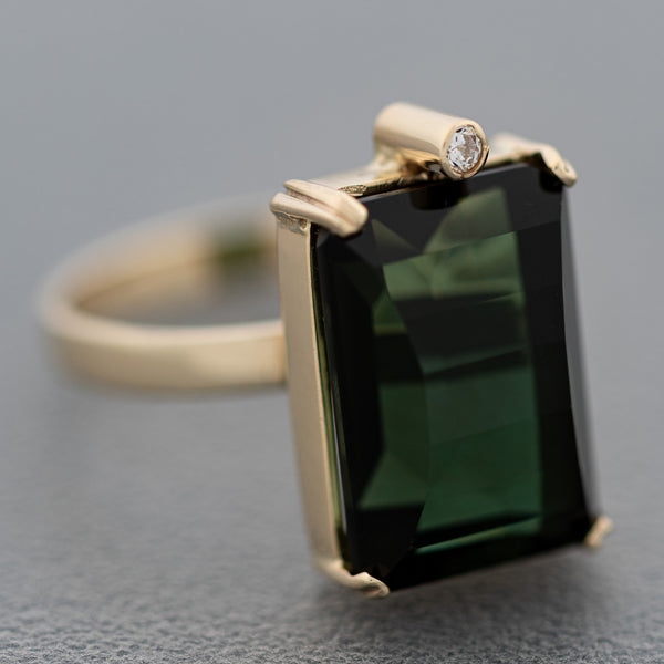 Juego anillo y aretes con colgantes diseño especial con cuarzo y gemas en oro amarillo 14 kilates.