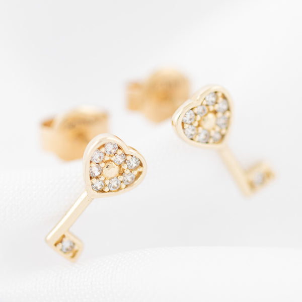 Aretes diseño especial con circonias motivo llave en oro amarillo 14 kilates.
