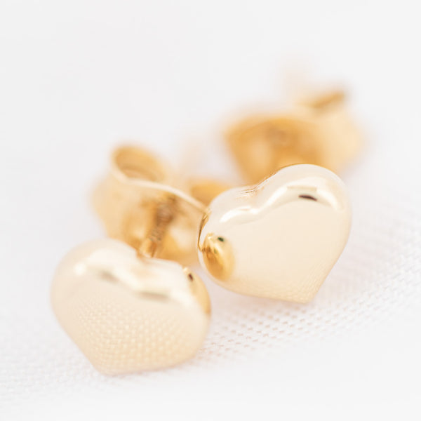 Aretes lisos motivo corazón en oro amarillo 14 kilates.