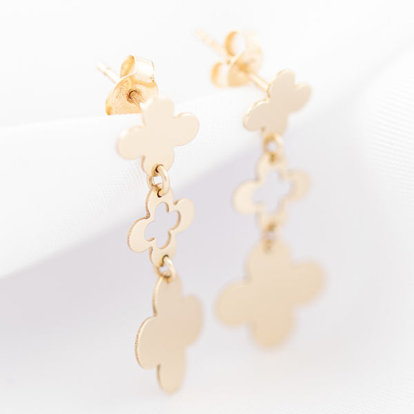 Aretes lisos con colgantes motivo flores en oro amarillo 14 kilates.
