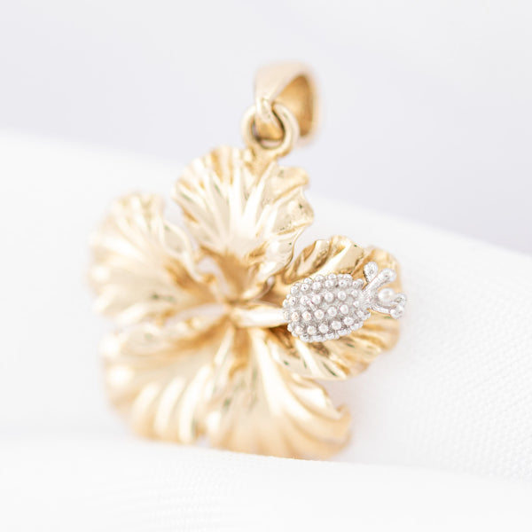 Dije diseño especial motivo flor en oro dos tonos 14 kilates.