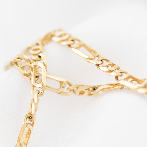 Collar eslabón nudo egipcio en oro amarillo 14 kilates.