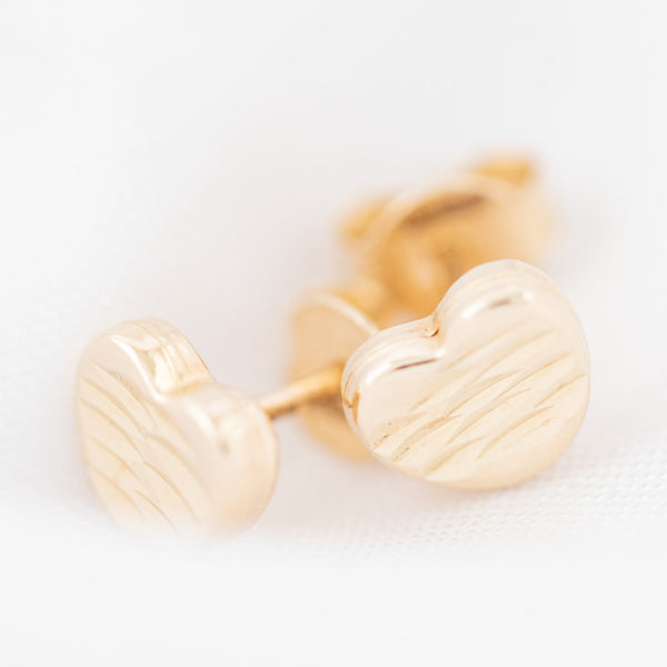 Aretes facetados en oro amarillo 14 kilates.
