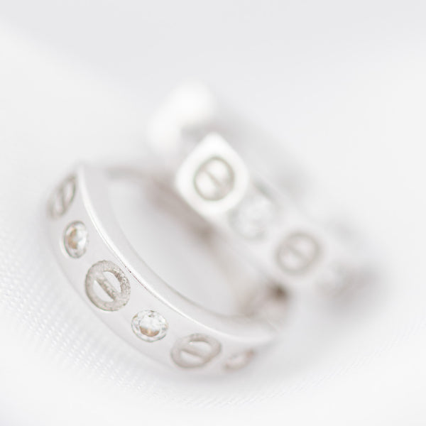 Arracadas diseño especial con circonias en oro blanco 14 kilates.