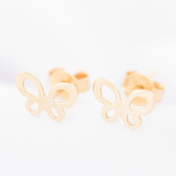 Aretes calados motivo mariposa en oro amarillo 14 kilates.