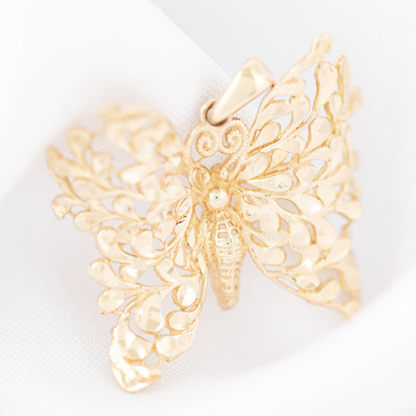 Dije calado motivo mariposa en oro amarillo 14 kilates.