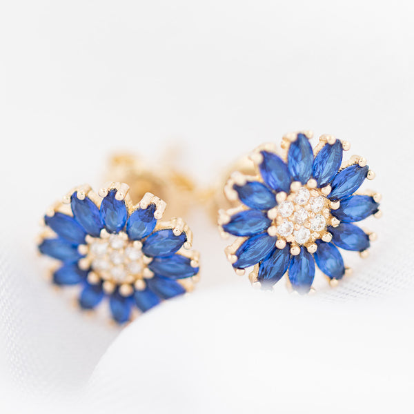 Aretes diseño especial con sintéticos motivo flor en oro amarillo 14 kilates.