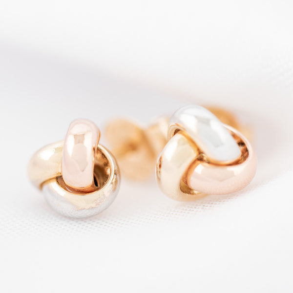 Aretes diseño especial motivo nudo en oro tres tonos 14 kilates.