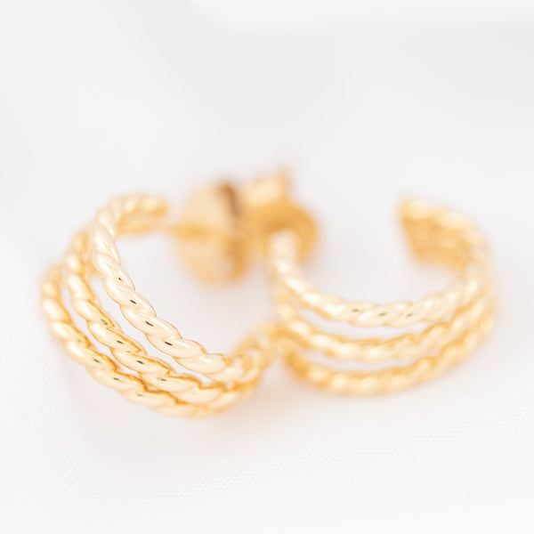 Aretes trenzados en oro amarillo 14 kilates.