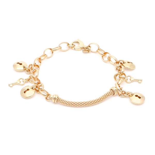Pulsera eslabón combinado con colgantes motivo llave y cerradura en oro amarillo 14 kilates.
