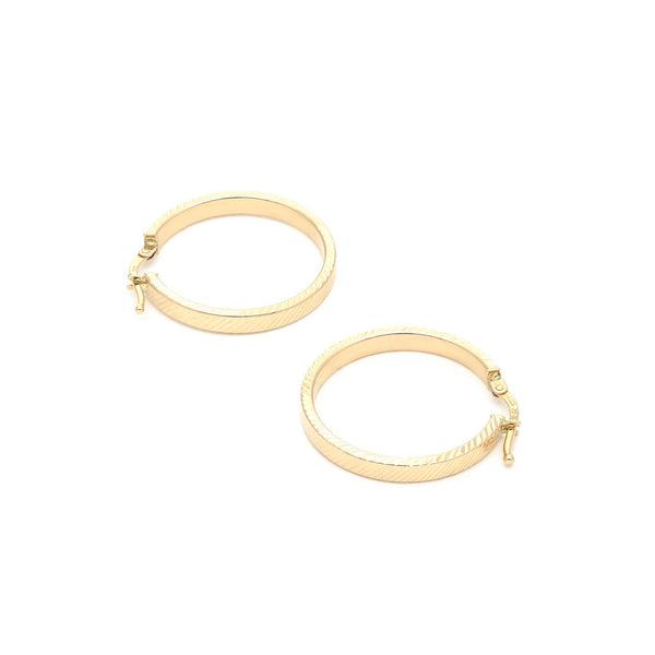 Arracadas estriadas en oro amarillo 14 kilates.