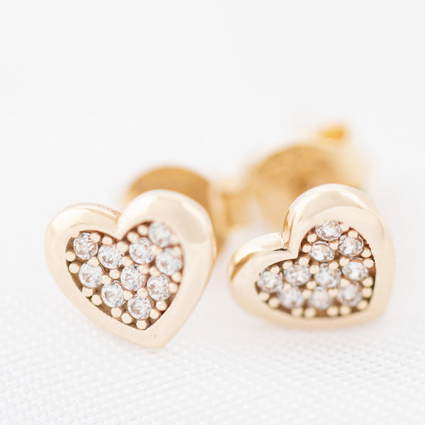 Aretes diseño especial con circonias motivo corazón en oro amarillo 14 kilates.