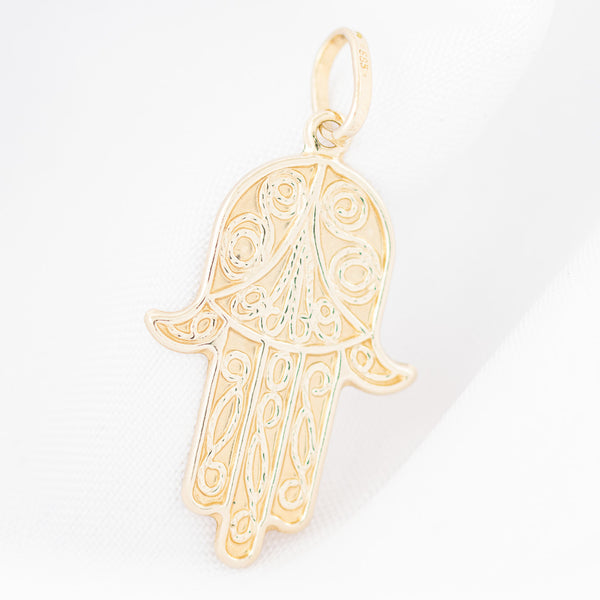 Dije diseño especial motivo mano de Fátima en oro amarillo 14 kilates.