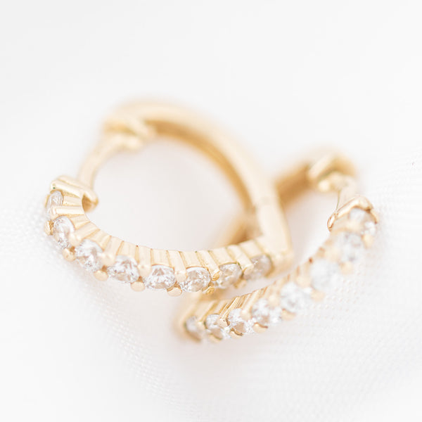 Arracadas diseño especial con circonias motivo corazón en oro amarillo 14 kilates.