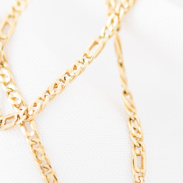 Collar eslabón nudo egipcio en oro amarillo 14 kilates.