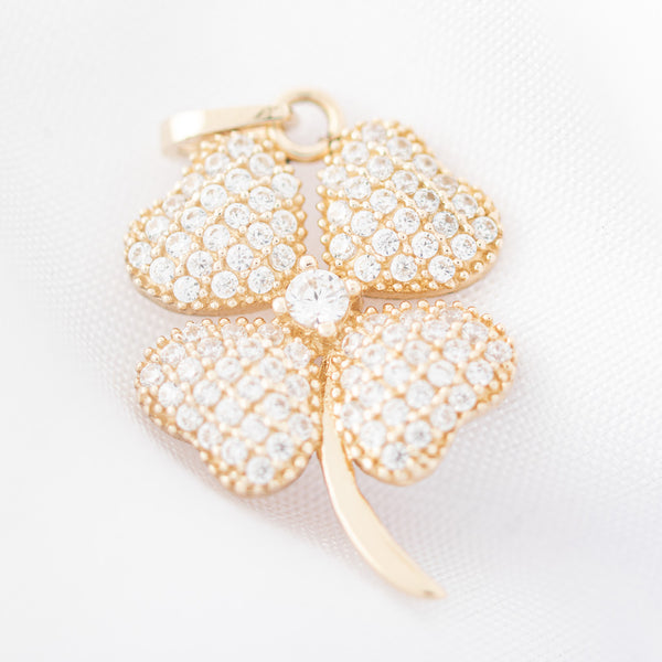 Dije diseño especial con circonias motivo trébol en oro amarillo 14 kilates.