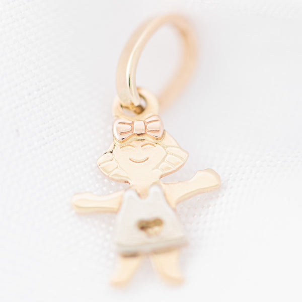 Dije liso diseño especial motivo niña en oro tres tonos 14 kilates.
