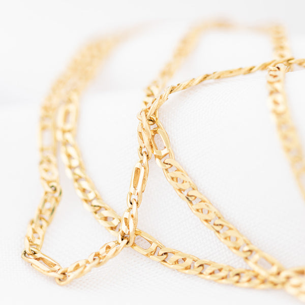 Collar eslabón nudo egipcio en oro amarillo 14 kilates.