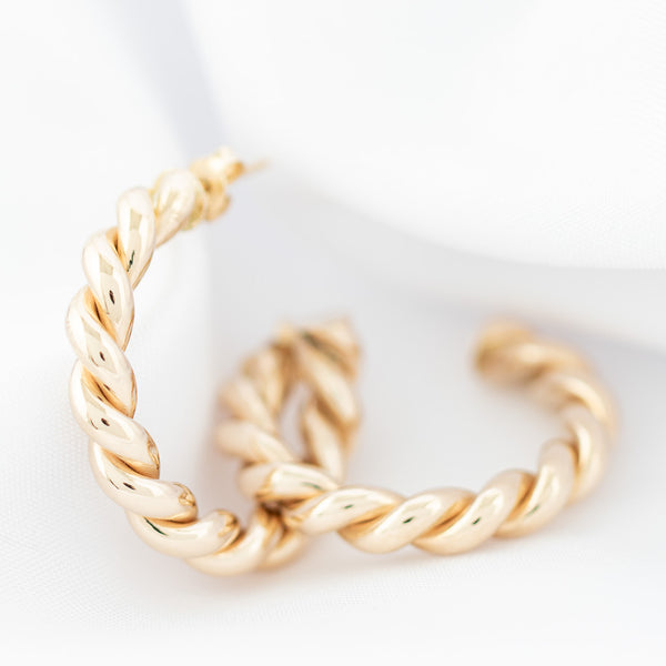 Aretes torzales en oro amarillo 14 kilates.
