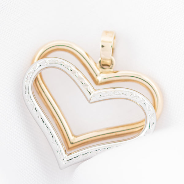 Dije diseño especial motivo corazones en oro dos tonos 14 kilates.