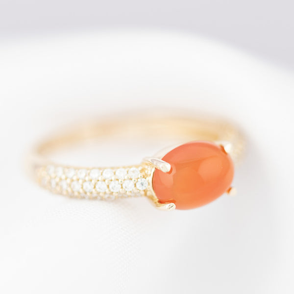 Juego de anillo y aretes diseño especial con sintéticos en oro amarillo 14 kilates.