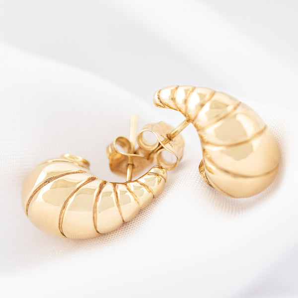 Aretes huecos motivo gota en oro amarillo 14 kilates.