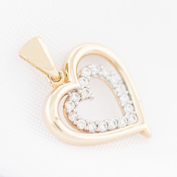 Dije diseño especial con circonias motivo corazón en oro amarillo 14 kilates.