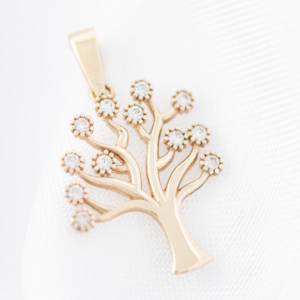 Dije diseño especial con circonias motivo árbol en oro amarillo 14 kilates.