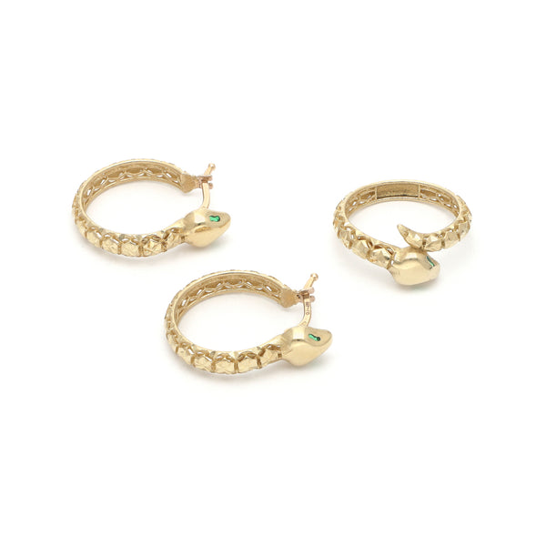 Juego de anillo y arracadas barrocos motivo serpiente con sintéticos en oro amarillo 14 kilates.