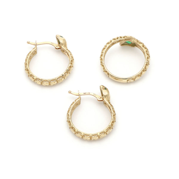 Juego de anillo y arracadas barrocos motivo serpiente con sintéticos en oro amarillo 14 kilates.