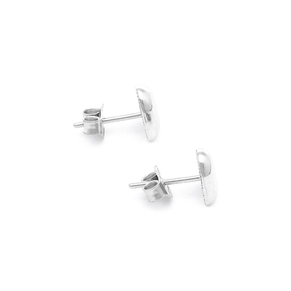 Aretes lisos motivo corazón en oro blanco 14 kilates.