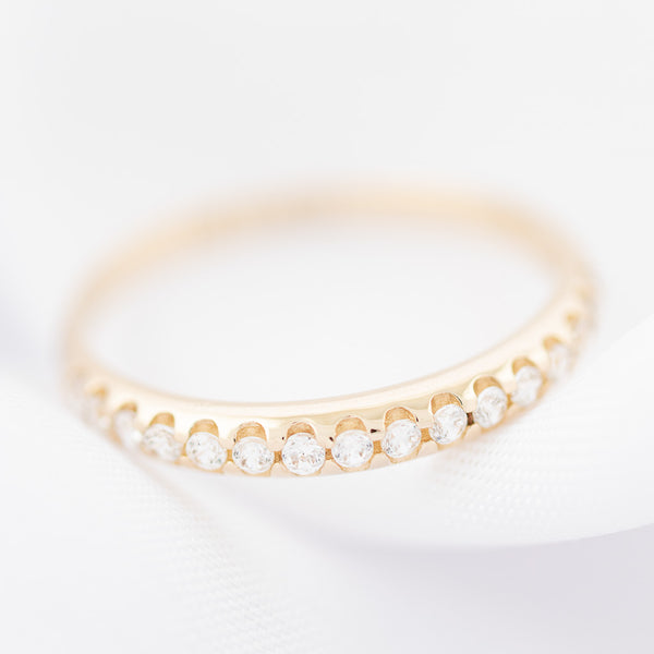 Anillo diseño especial con circonas en oro amarillo 14 kilates.