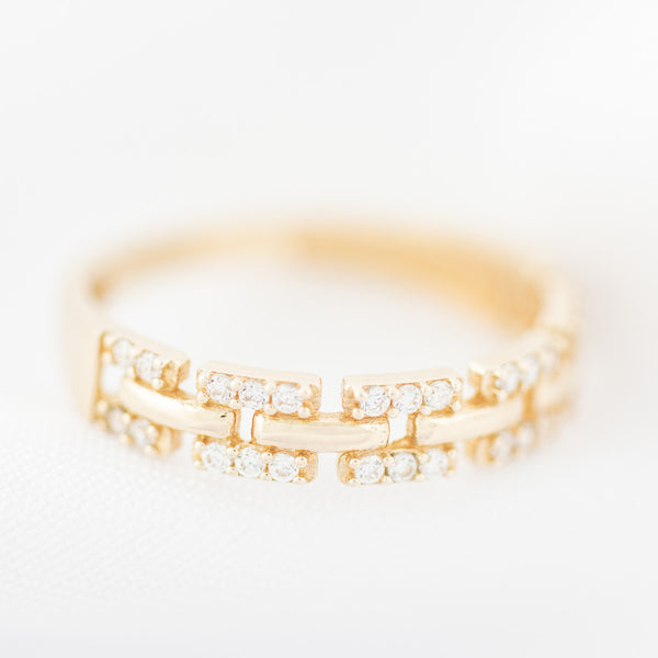 Anillo diseño especial con circonias en oro amarillo 14 kilates.