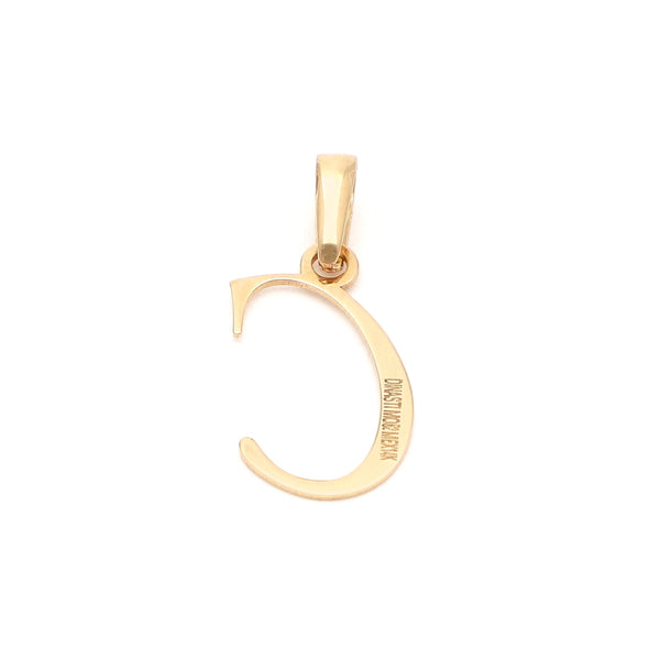 Dije liso motivo letra C en oro amarillo 14 kilates.