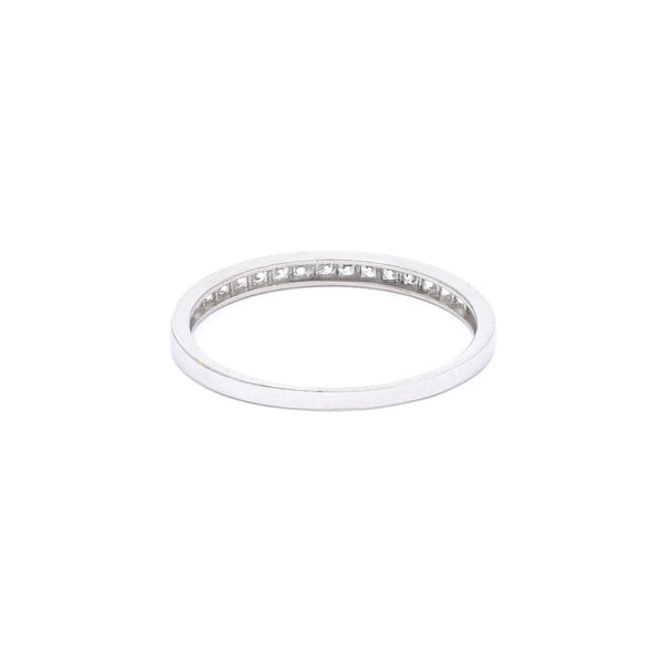 Anillo diseño especial con circonias en oro blanco 14 kilates.