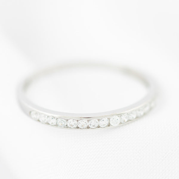 Anillo diseño especial con circonias en oro blanco 14 kilates.