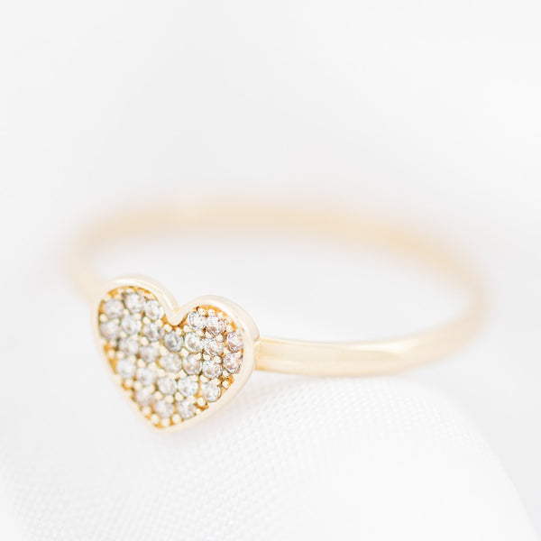 Anillo diseño especial con circonias motivo corazón en oro amarillo 14 kilates.