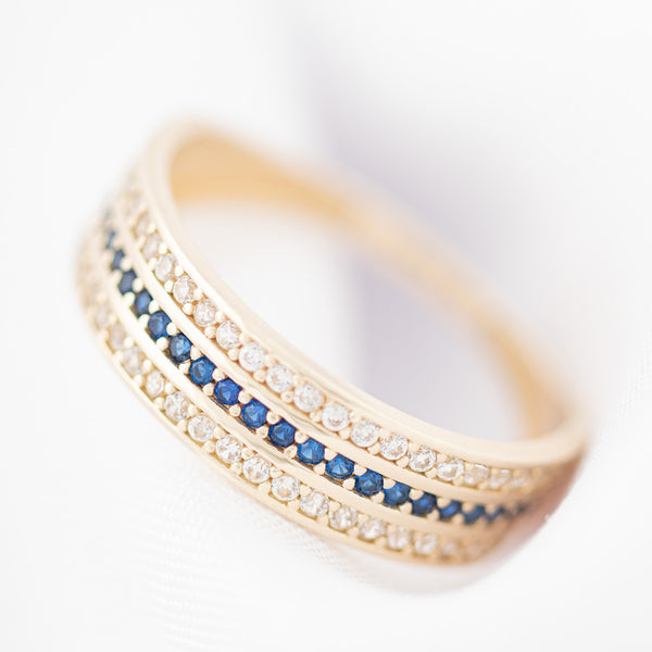 Anillo diseño especial con sintéticos en oro amarillo 14 kilates.