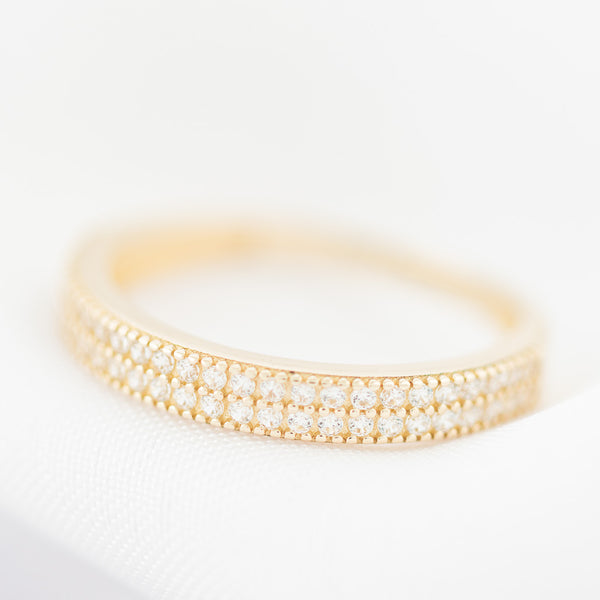 Anillo diseño especial con circonias en oro amarillo 14 kilates.