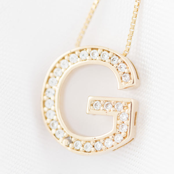 Gargantilla eslabón cuadrado cruzado con dije diseño especial motivo letra G con circonias en oro amarillo 14 kilates.