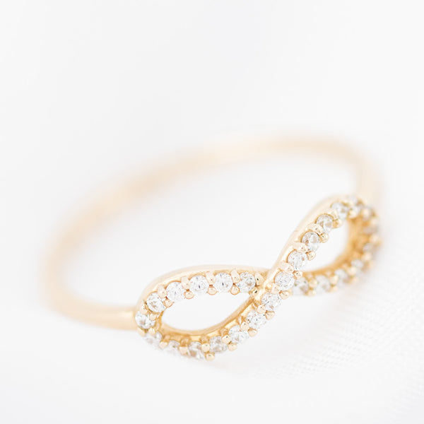Anillo diseño especial con circonias motivo infinito en oro amarillo 14 kilates.