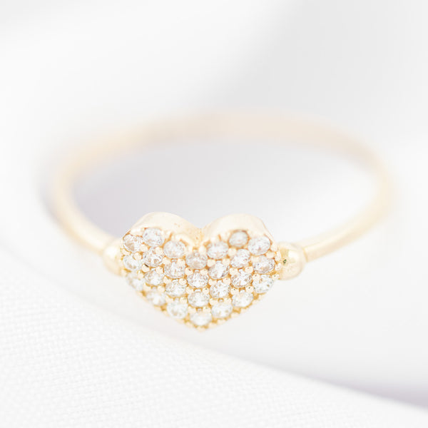 Anillo diseño especial motivo corazón con circonias en oro amarillo 14 kilates.
