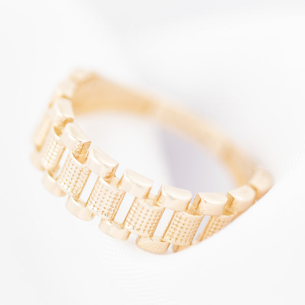 Anillo diseño especial en oro amarillo 14 kilates.